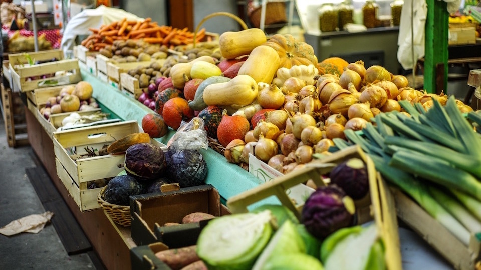 Étal de fruits et légumes